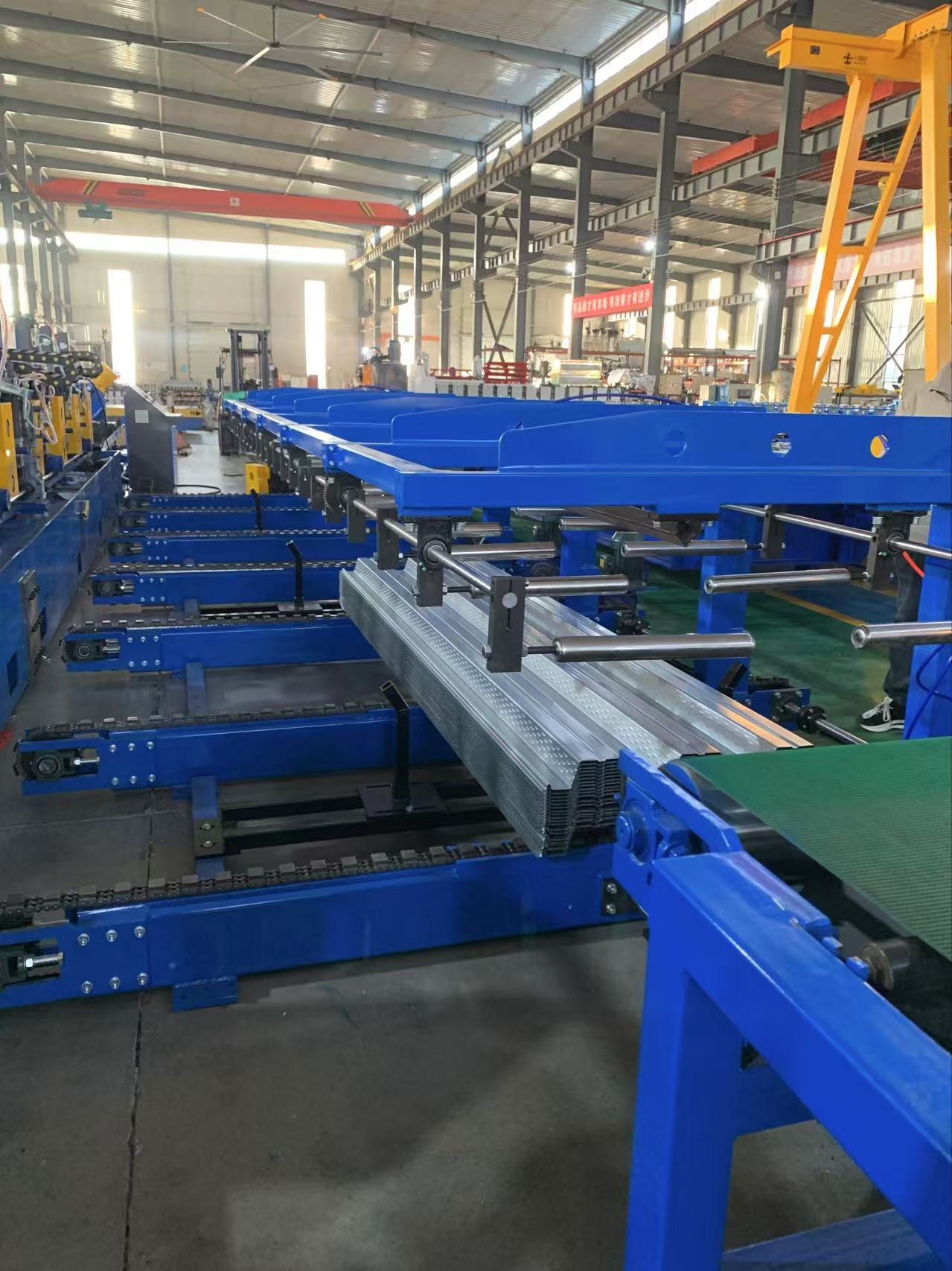 Metal roofing deck rolling machine