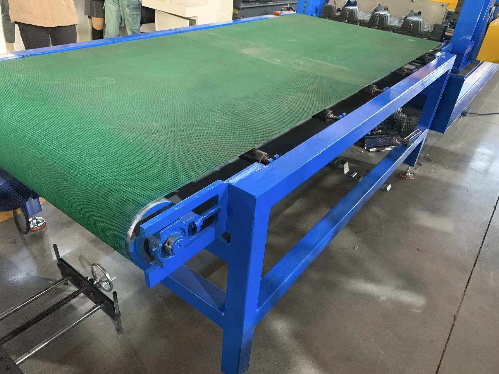 Metal roofing deck rolling machine