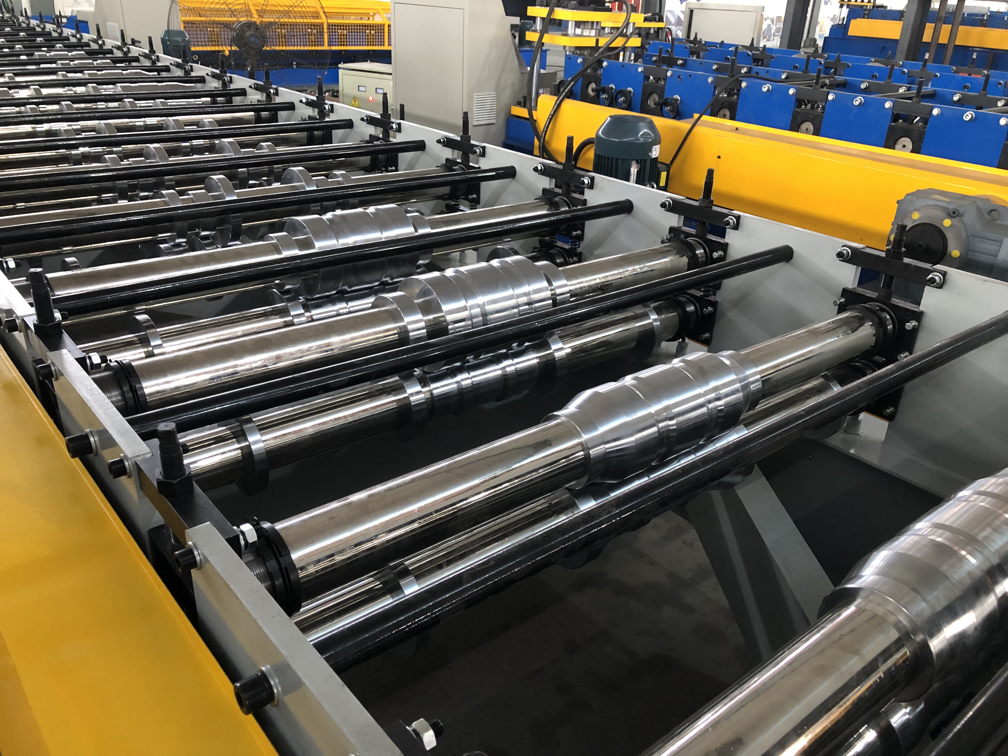 Trapzoidal sheet roof forming machine