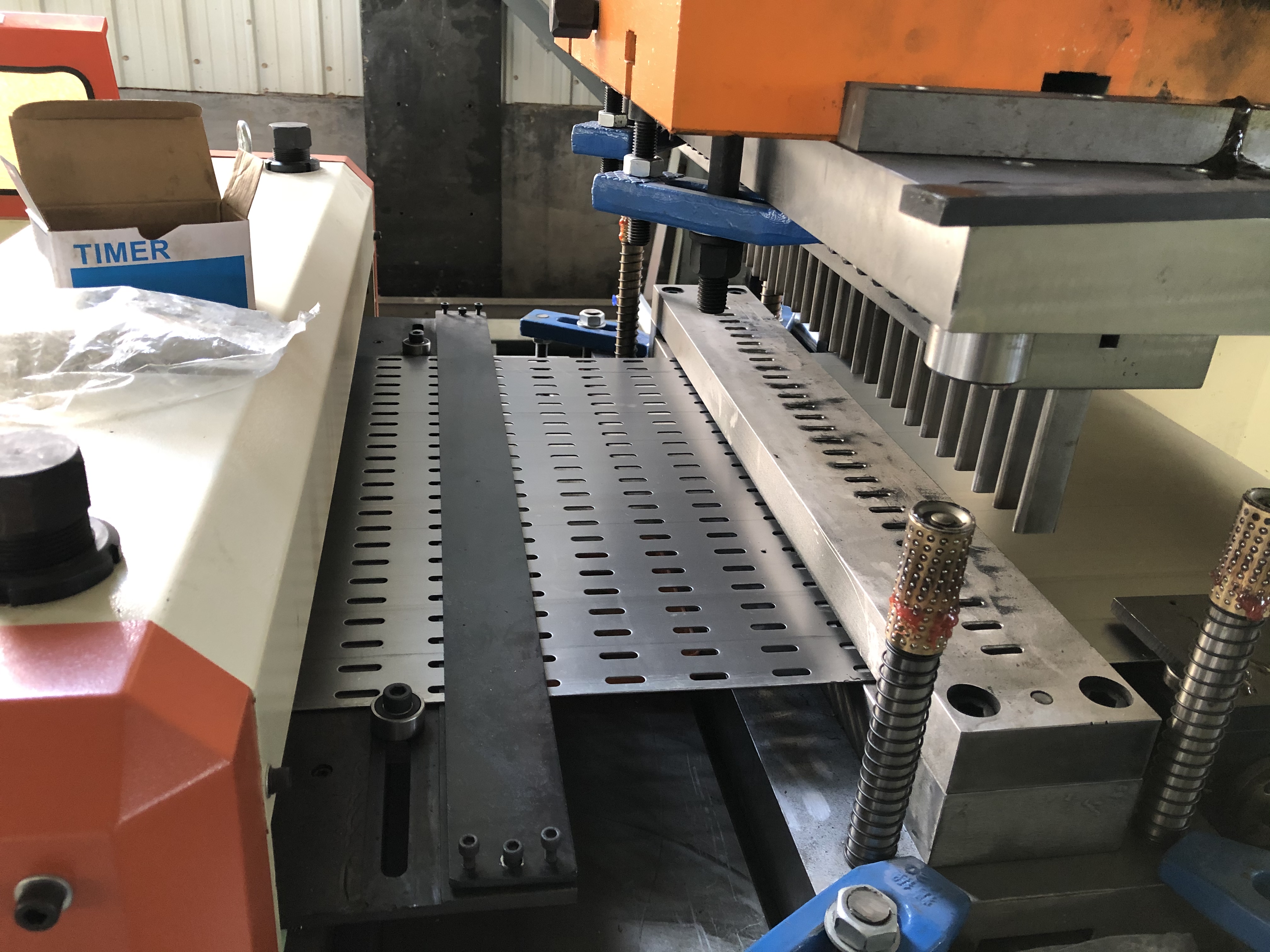 Fully Automatic cable tray roll forming machine