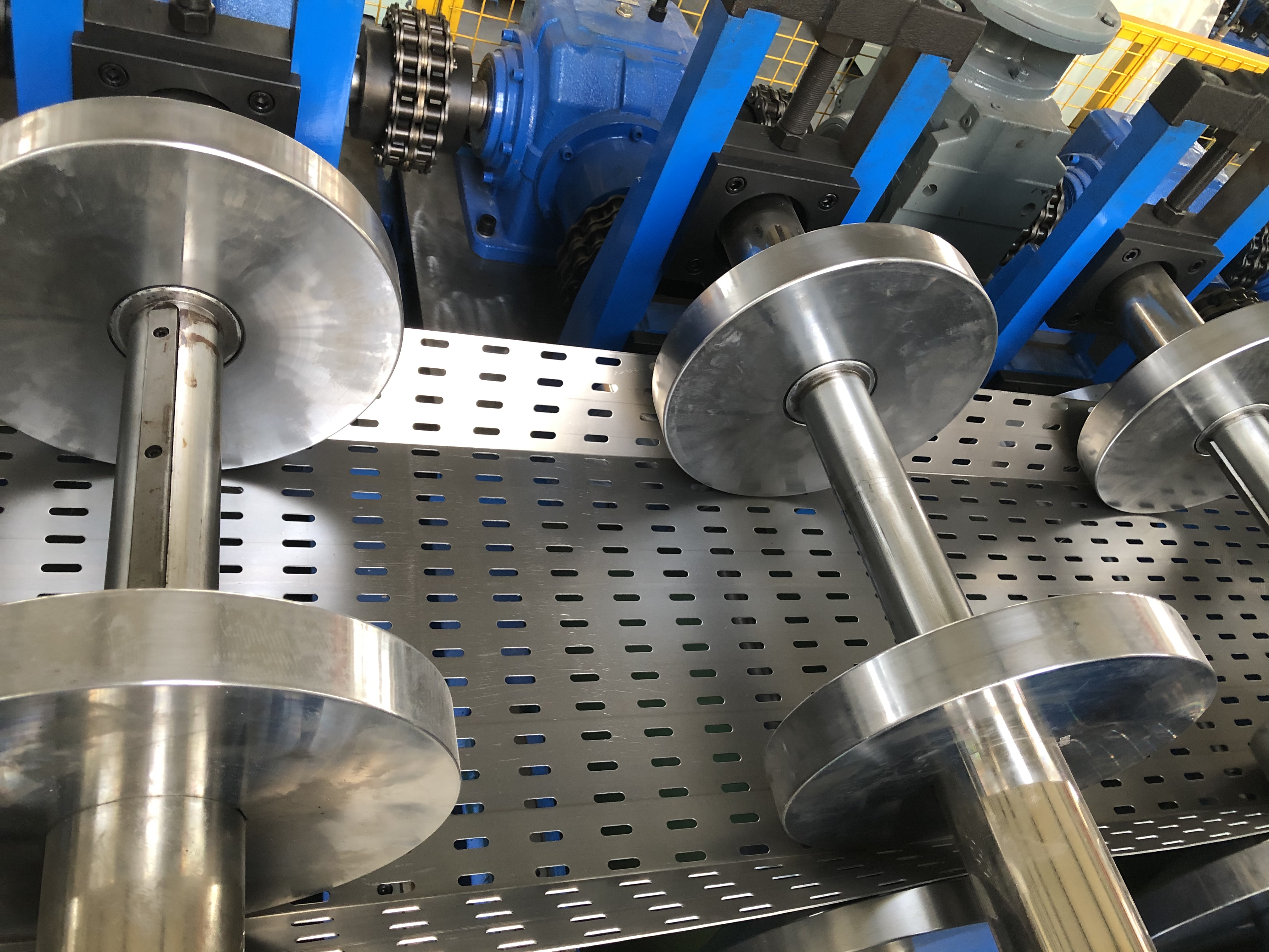 Fully Automatic cable tray roll forming machine