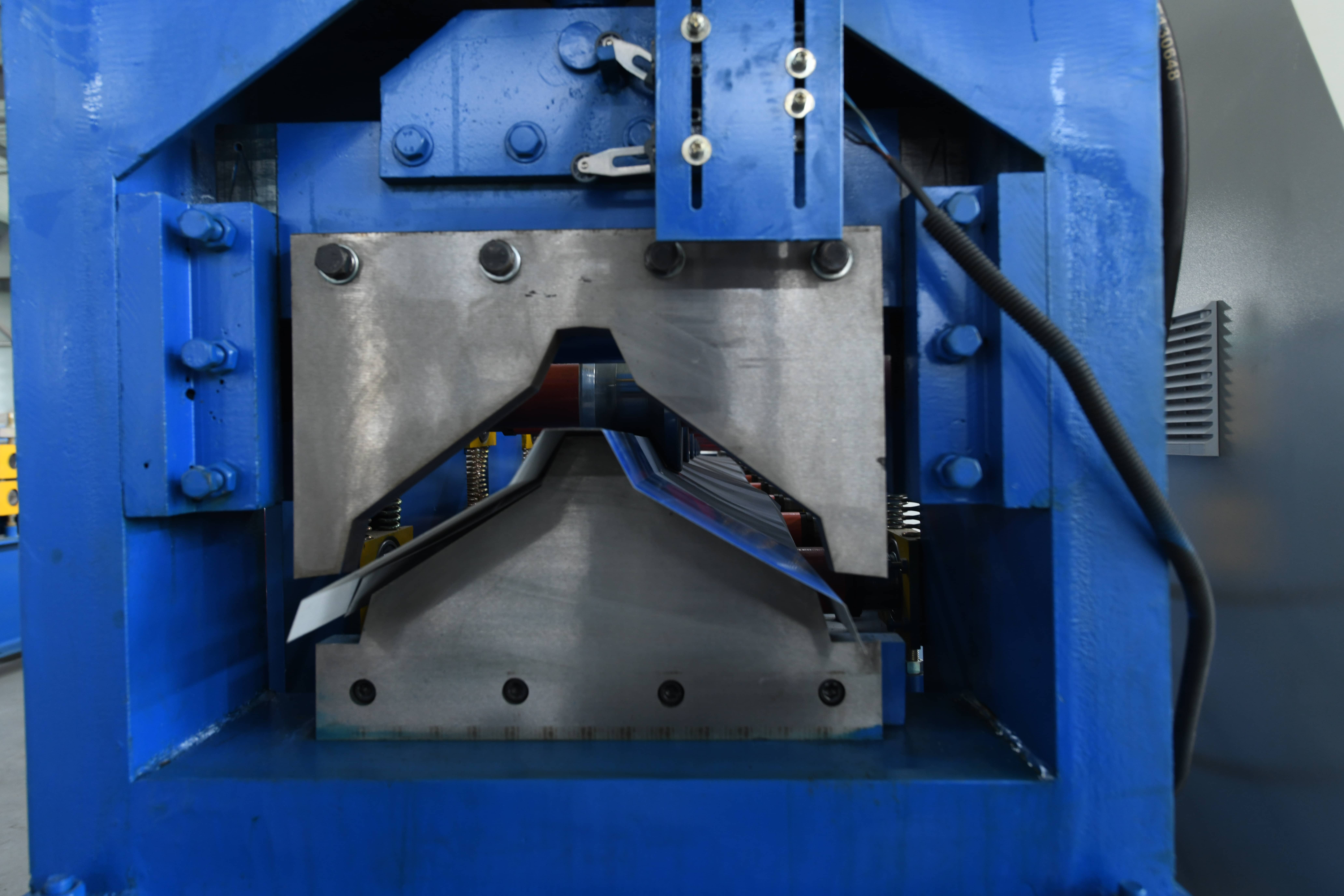 Ridge cap roofing sheet rool forming machine