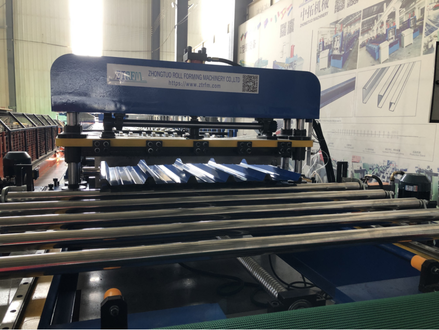 Trapezoidal roof sheeting machine structure