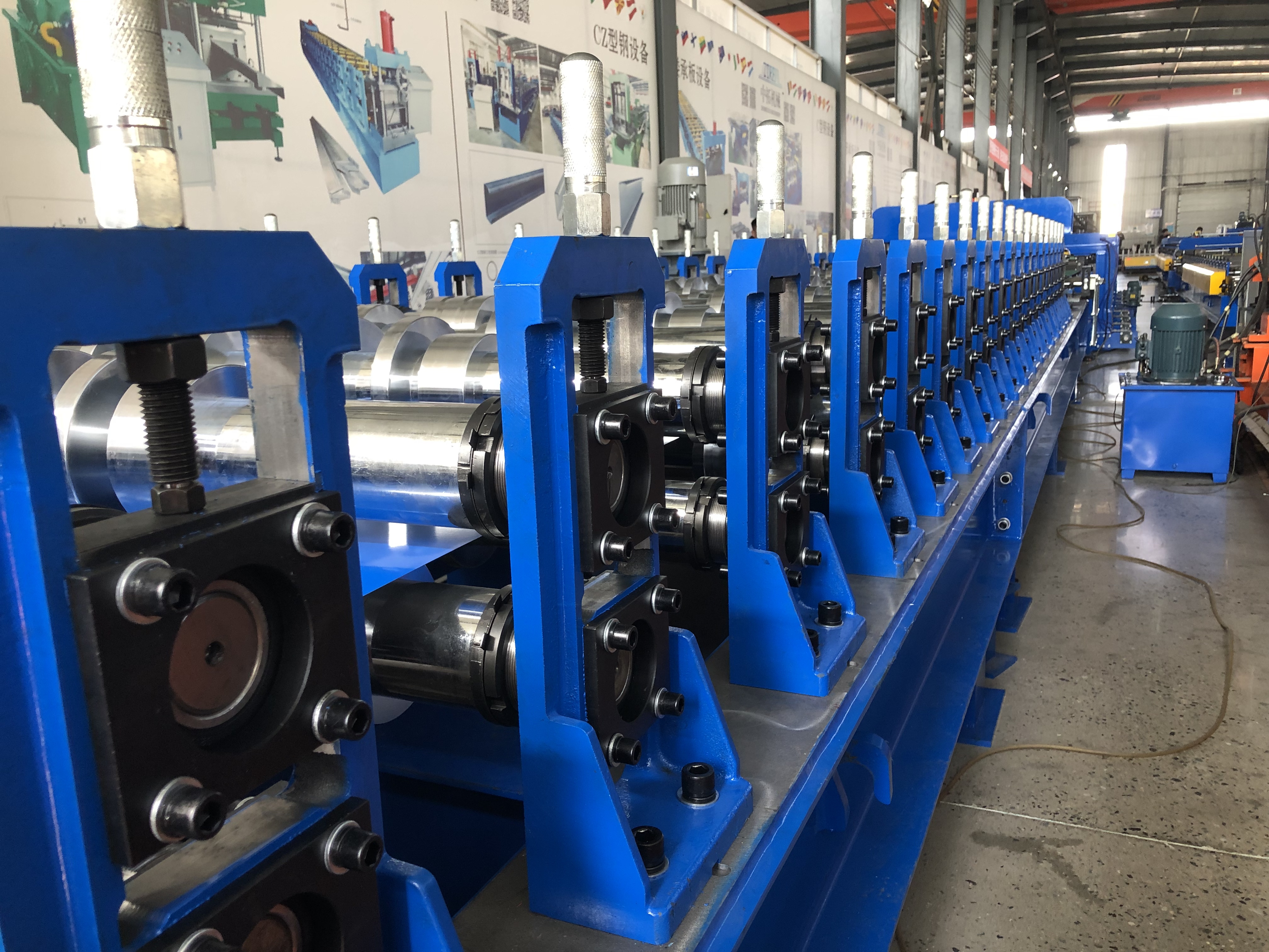 Trapezoidal roof sheeting machine structure