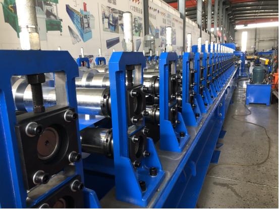 Trapezoidal roof sheeting machine structure