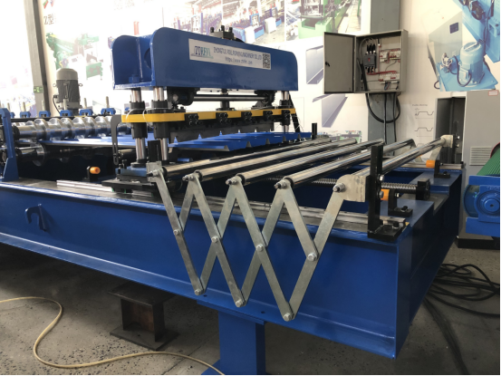 Trapezoidal roof sheeting machine structure