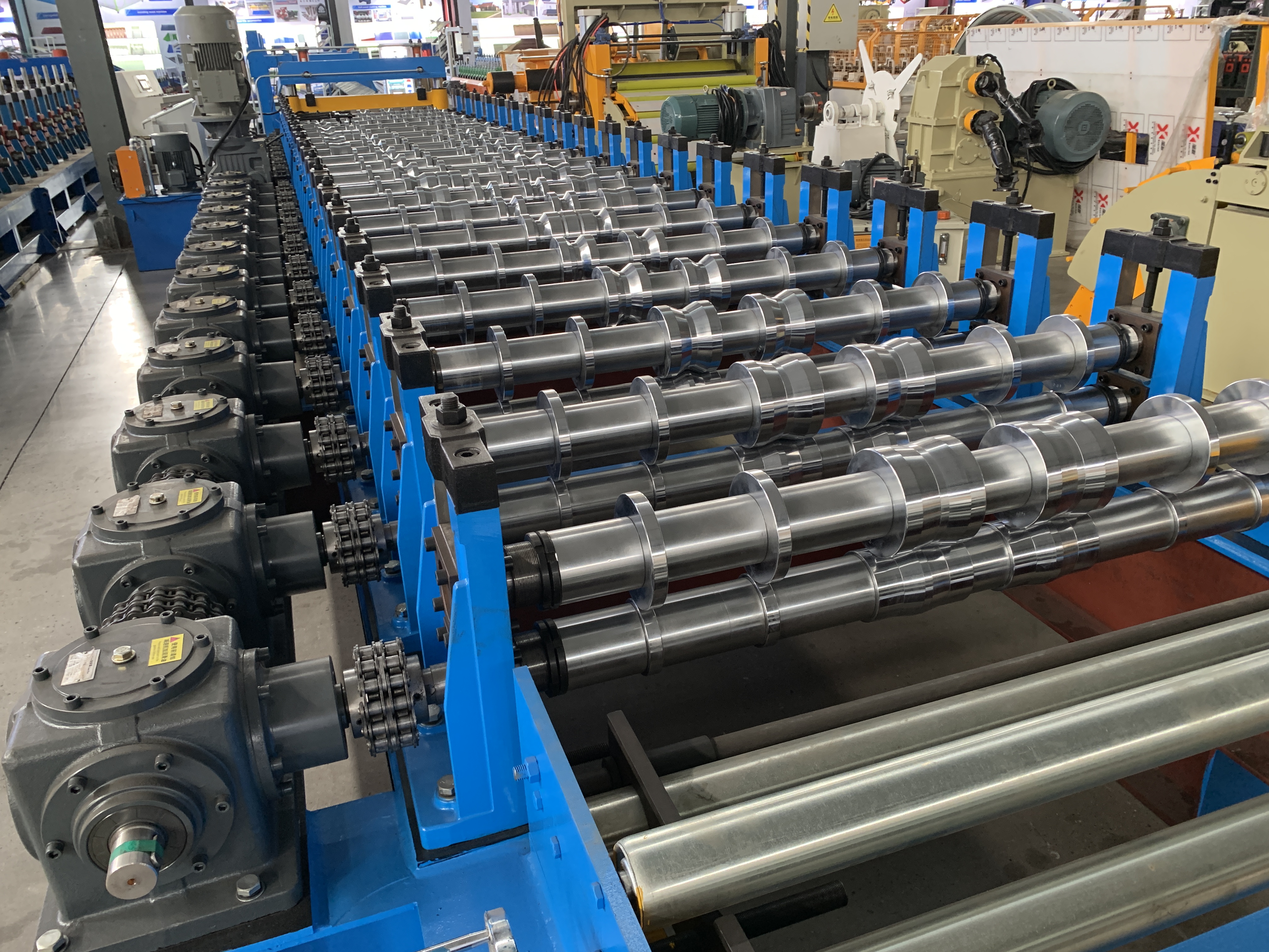 High speed, high precision trapezoidal roofing sheet making machine