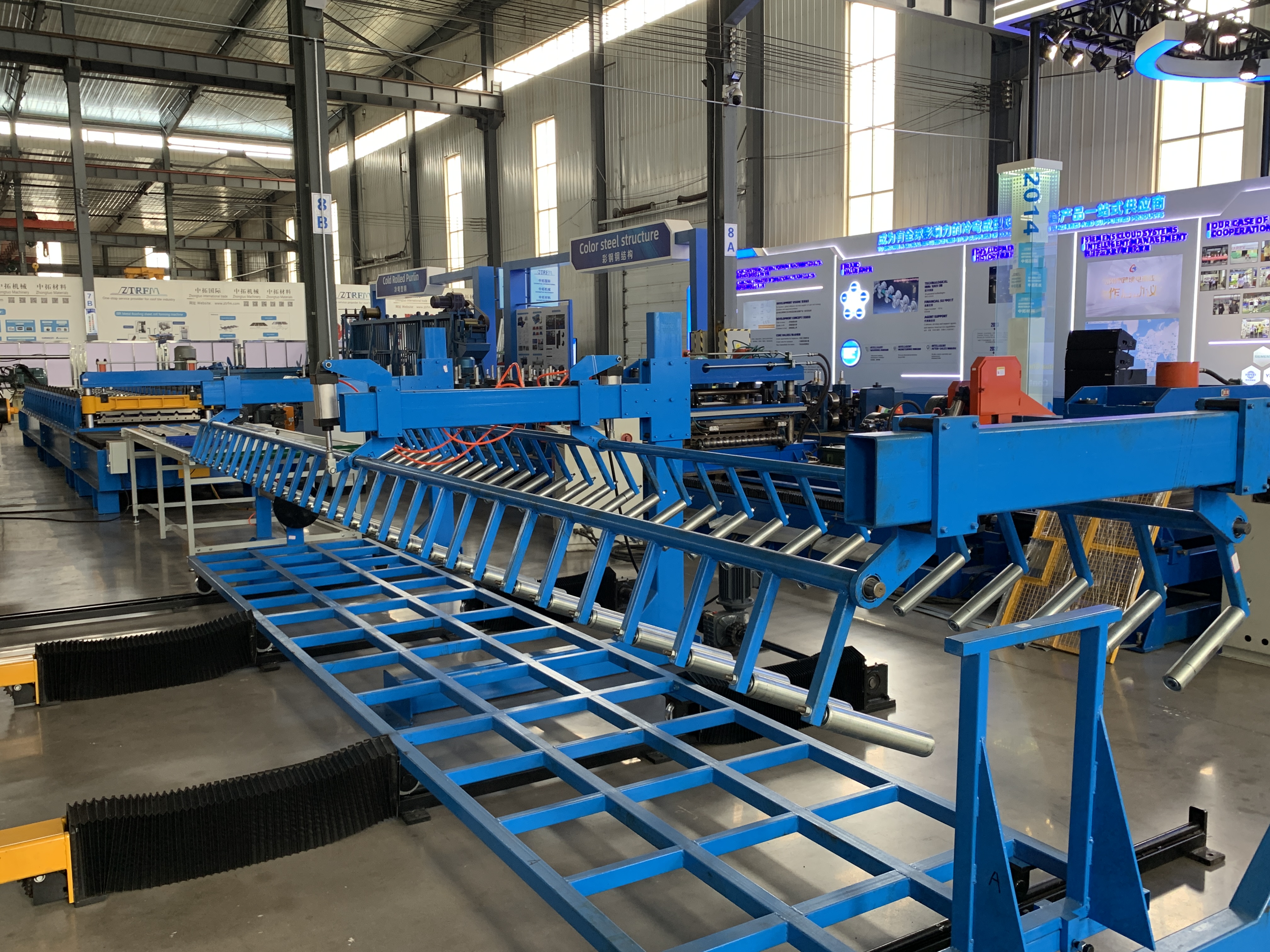 High speed, high precision trapezoidal roofing sheet making machine